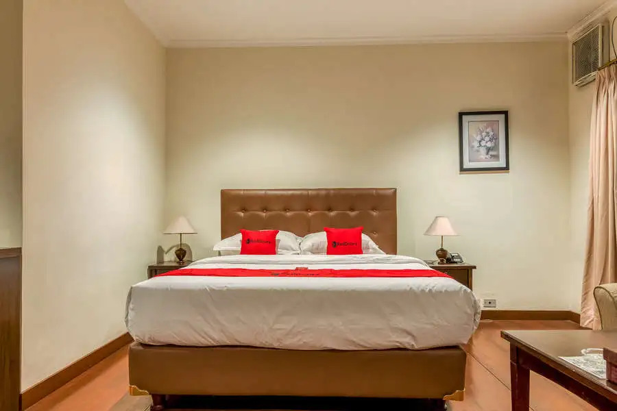 RedDoorz Plus near Dharmawangsa Square
