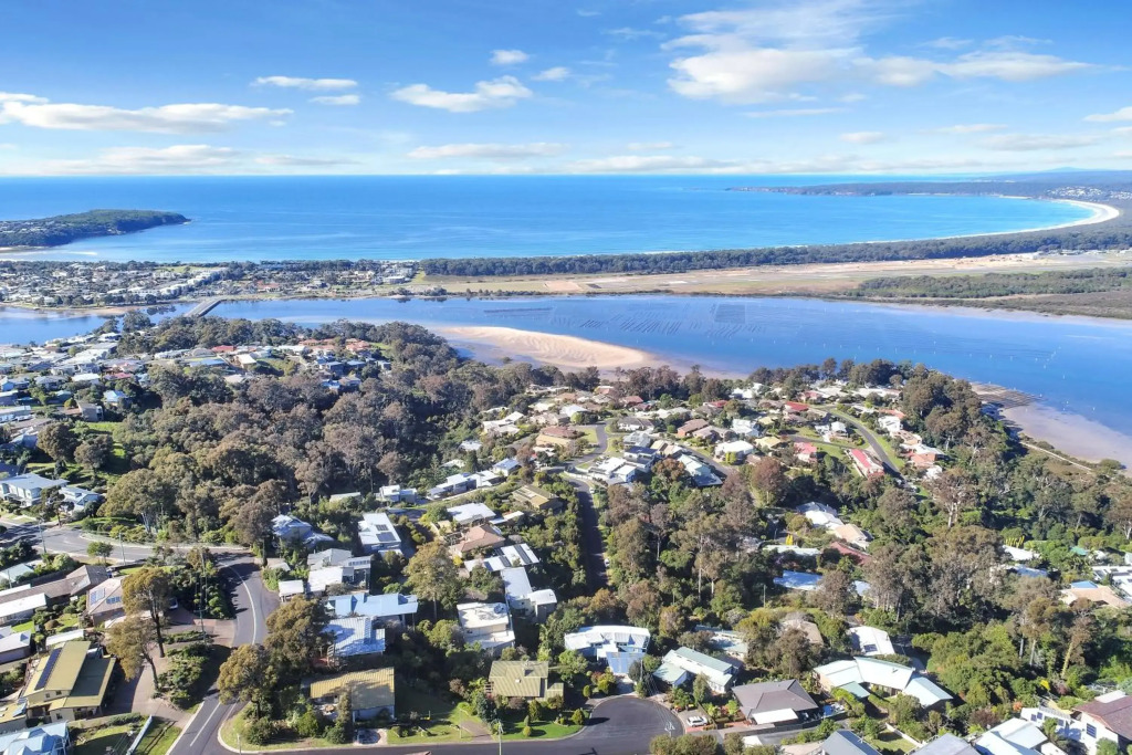 Rosies Seaview-Lake to ocean view