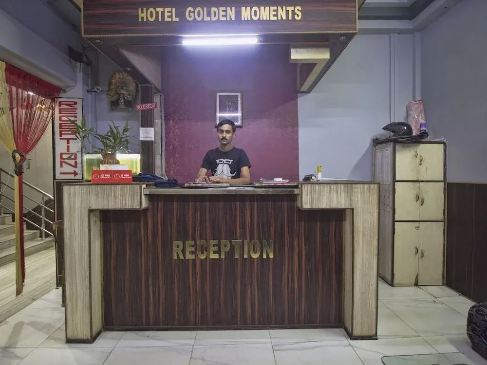 OYO 16041 Hotel Golden Moments