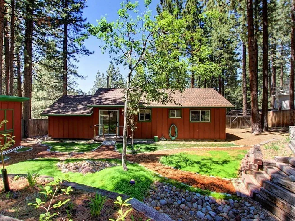 2BR Alpine Cottage Hot Tub by RedAwning