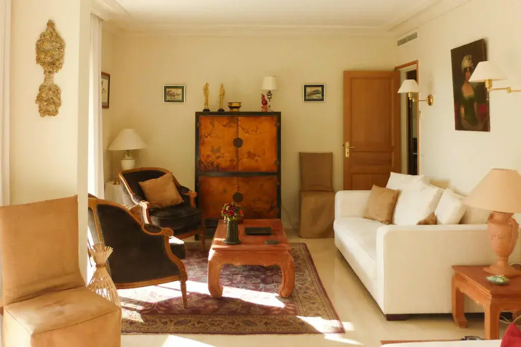 Vacation apartment with large private terrace and community pool, Cannes