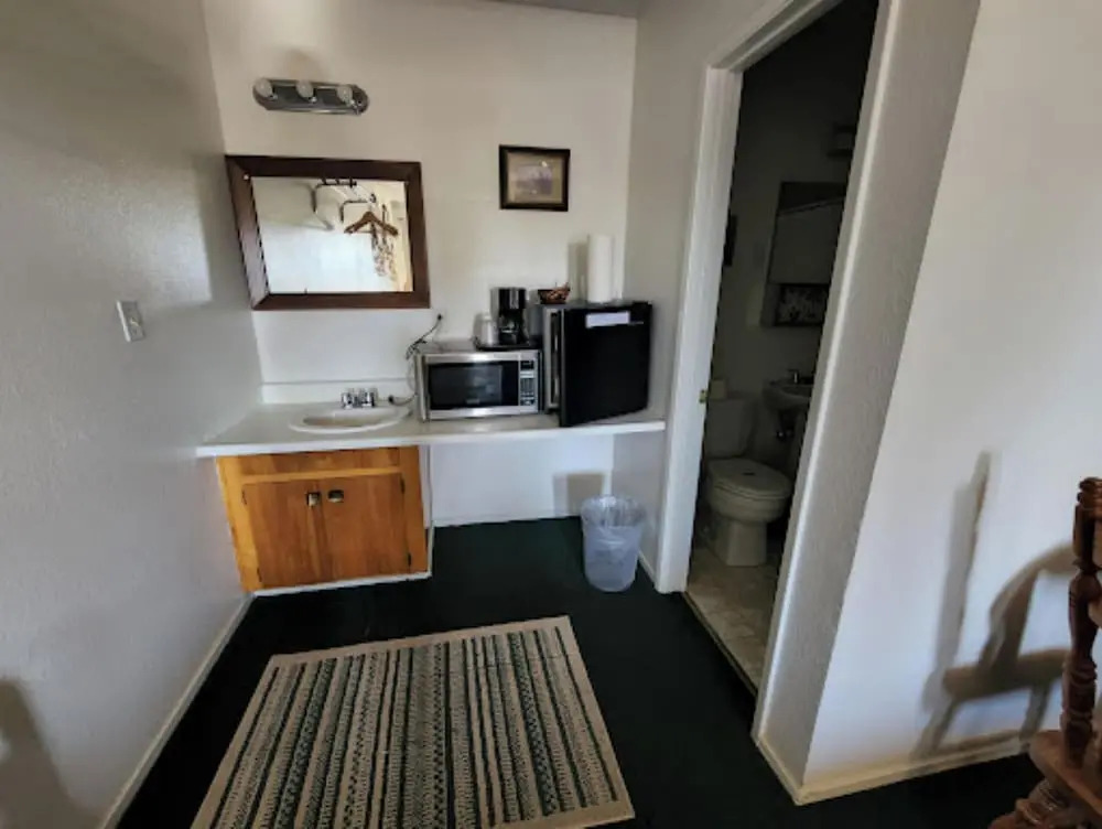 Columbia Inn Motel CA 49