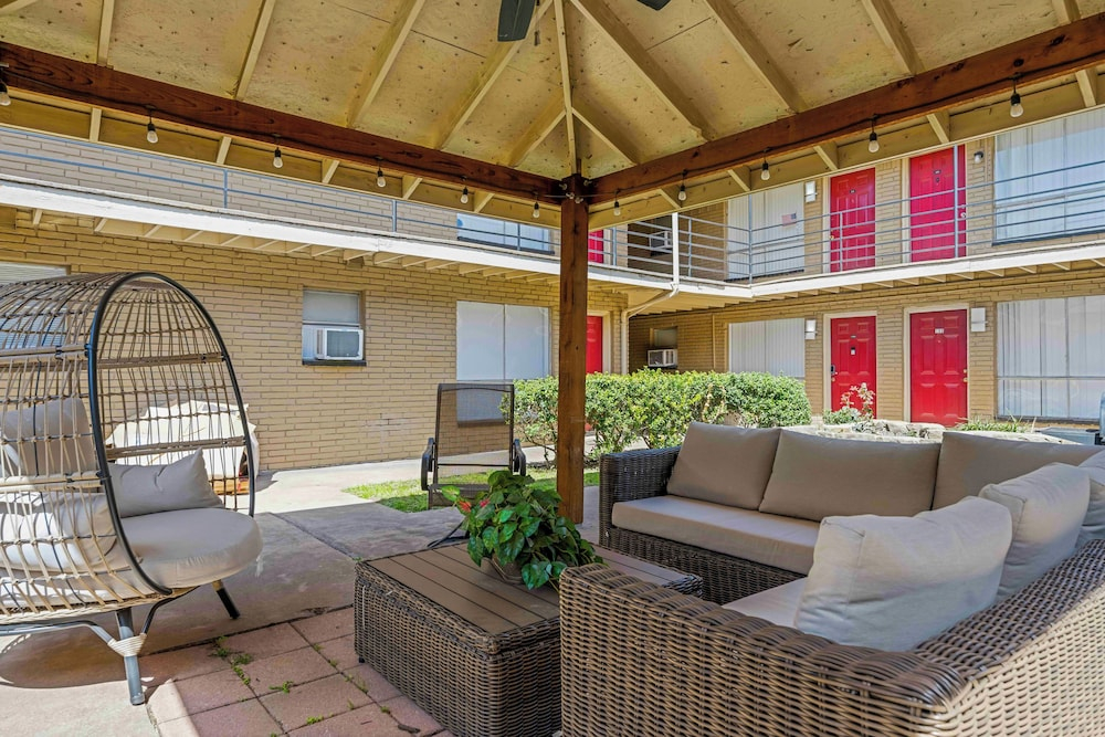 Leandro Apartments