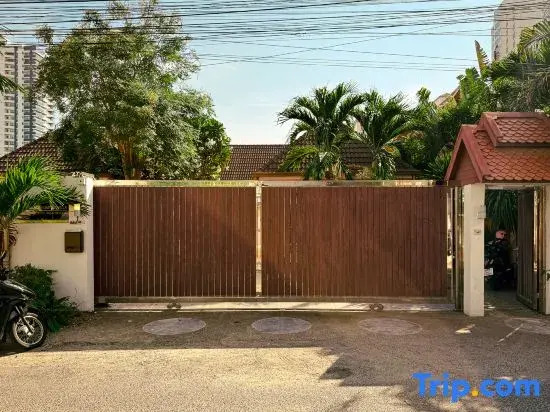 Magnitude 6 Bedroom Villa In Pratumnak
