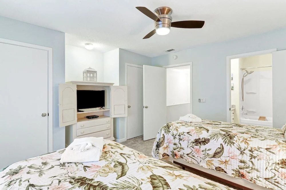 Escape to Hilton Head! Two Bedroom Villa Just A Short Walk To Beach! 2 Villa by Redawning