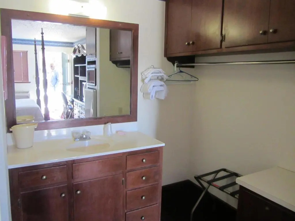 Warrick Plaza Inn
