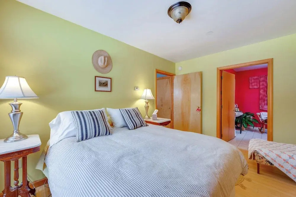 2 Mi to Main Street! Cozy Burlington Guest Suite