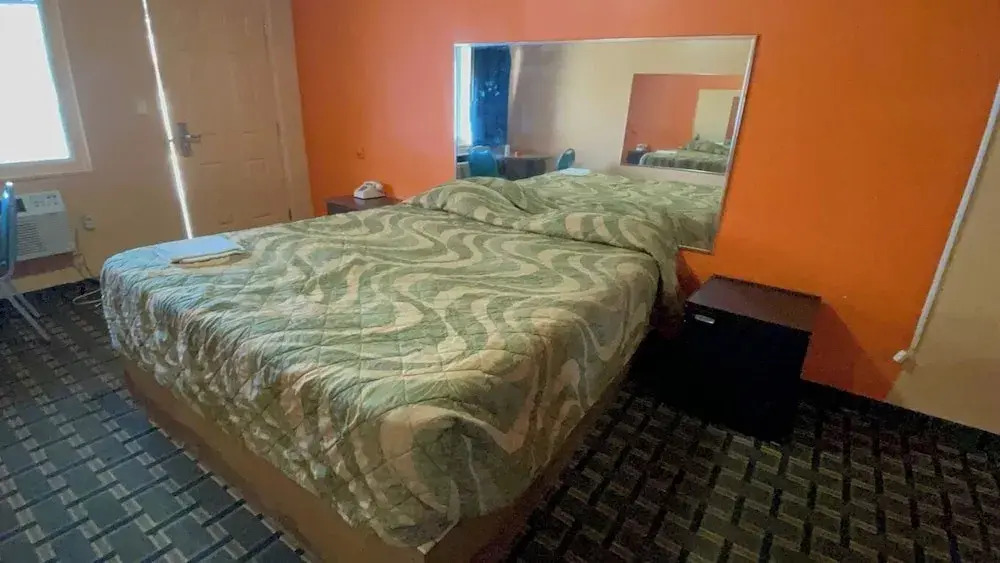 Deluxe Inn Motel