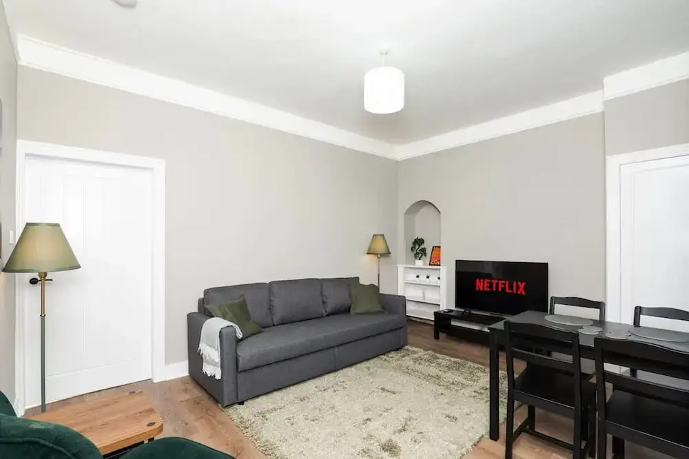 2 Bedroom Flat - Free Parking