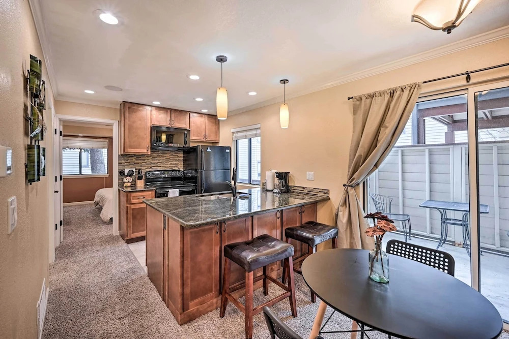 Condo w/ Patio & Pool Access in Greenwood Village