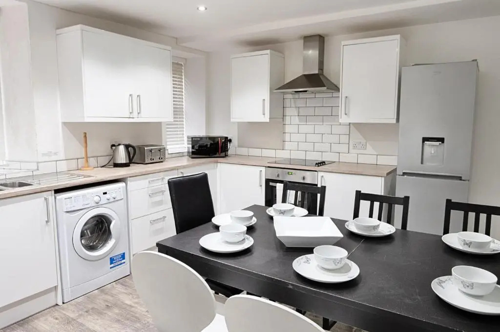 Perfect Location with Parking - Jersey House - TV in every Bedroom!