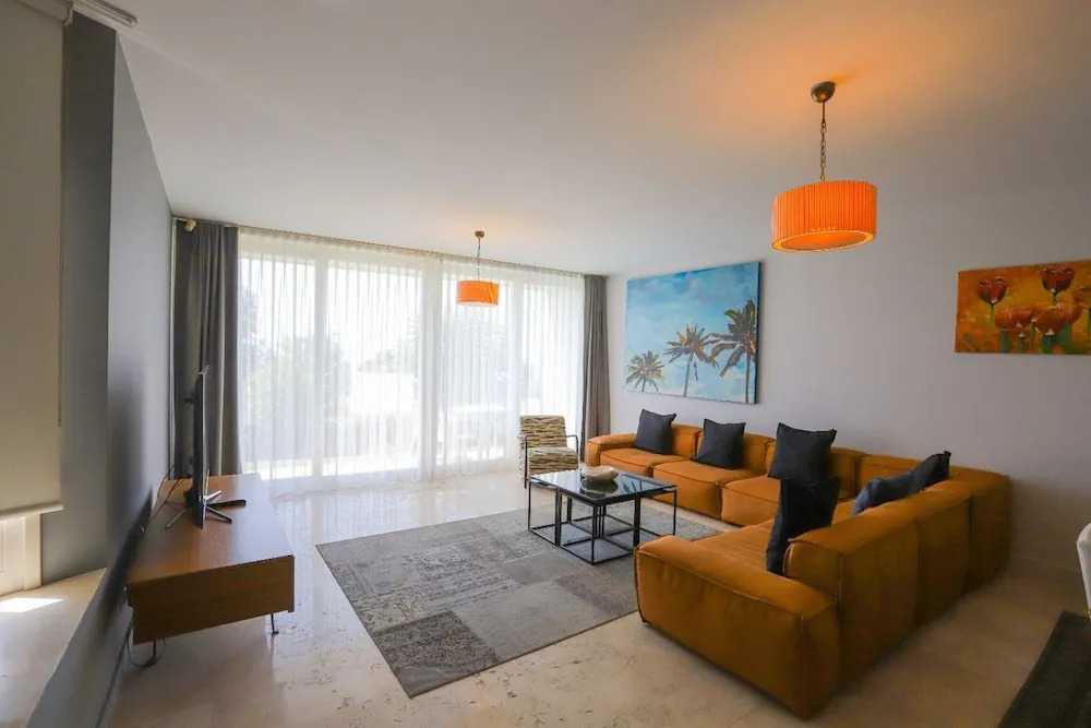 Private Garden Oasis in 4-bed Flat, With Hotel Perks