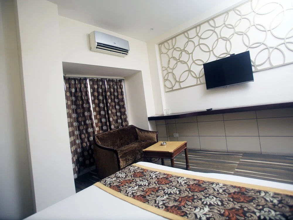 OYO 16806 Hotel Mansar