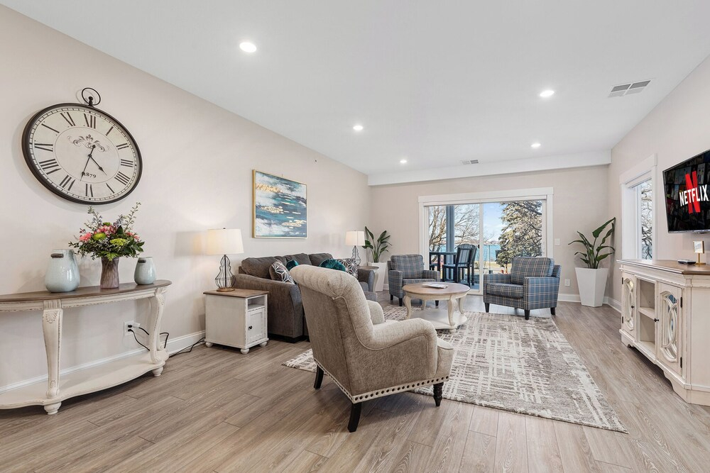 539 Bay St. Lake View Condo Unit 204E