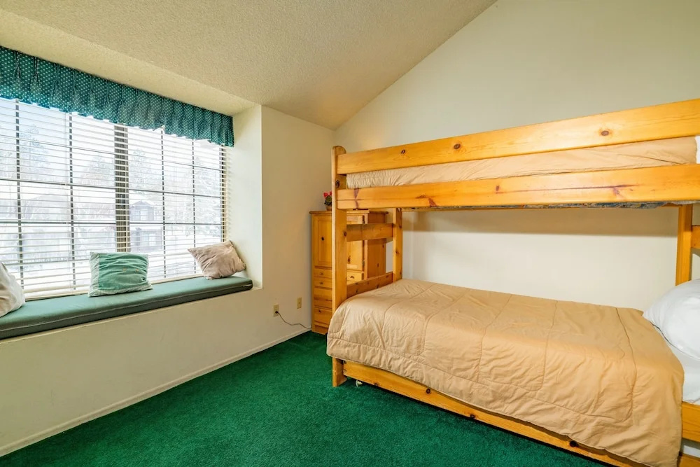 Mountain Haven Condo - Walking Distance To The Lake And The Marina! Board Games! 3 Bedroom Condo