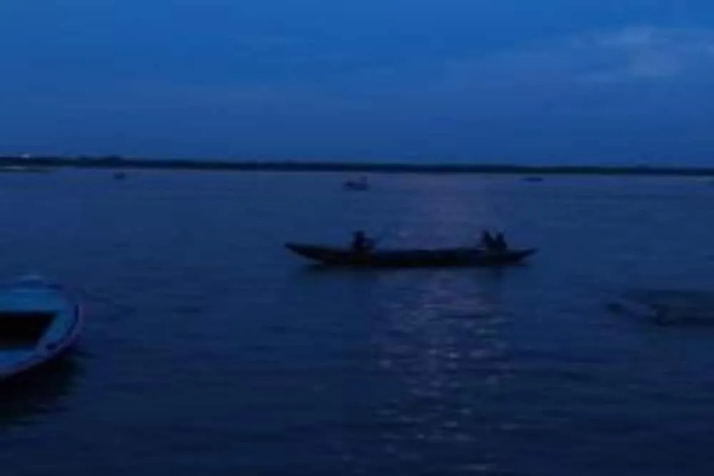 On The Ghat By Howdy Hostels