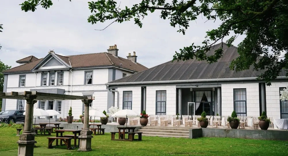 Room 2 Manor Park Country House in Swansea
