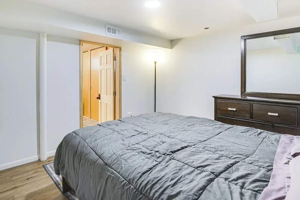 Pet-friendly Abode, 2 Mi to Dtwn Evanston!
