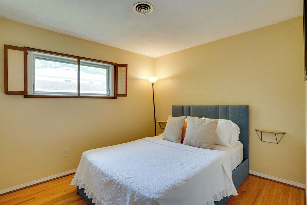 Charming Mid-century House - Just Steps to Lake!