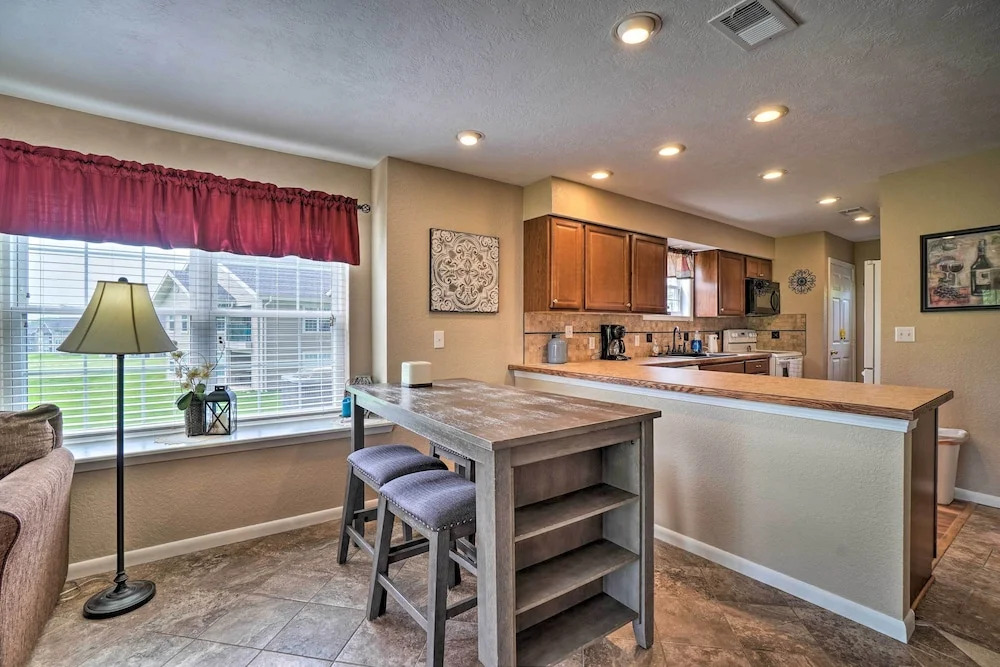 Branson Resort Condo w/ Scenic Patio & Pool Access