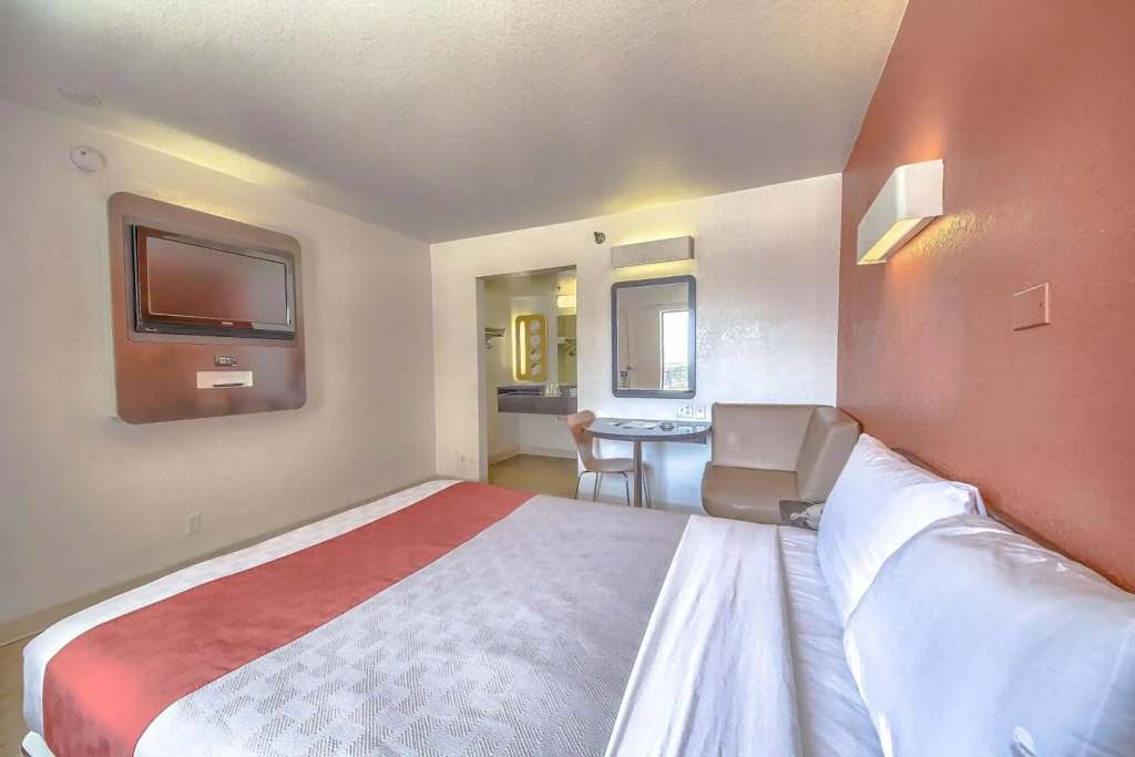 Motel 6 San Antonio, TX - Fiesta