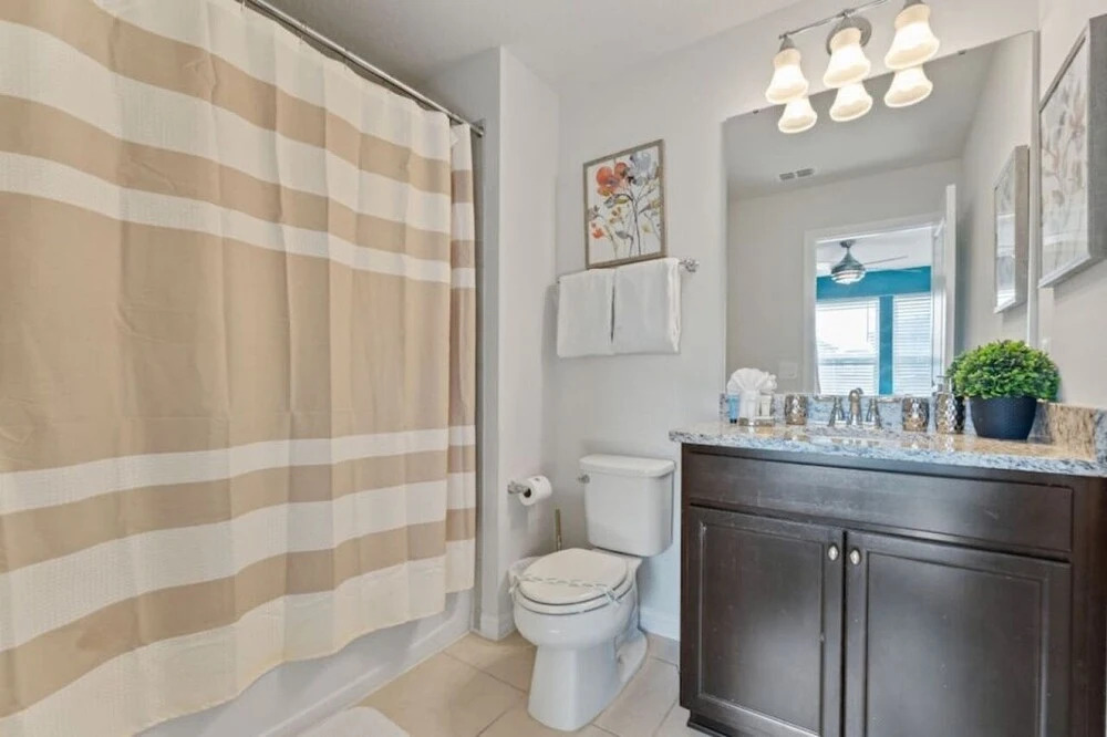 Themed Rooms Free Access To Resort Waterpark! 4 Bedroom Home by RedAwning, Davenport