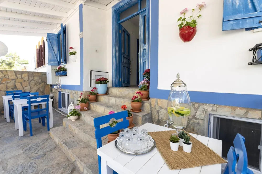 Delos Hotel