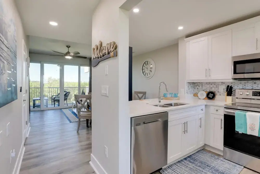 1 Mi to Beach: Coastal-zen Ruskin Retreat!
