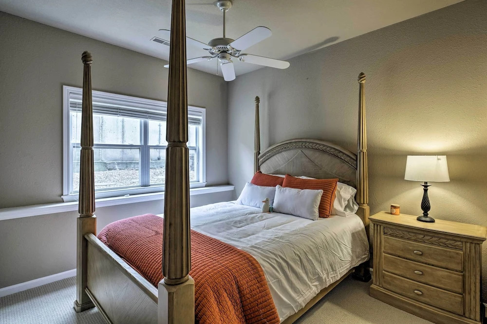 Pool Access + Private Deck: Lake Ozark Retreat