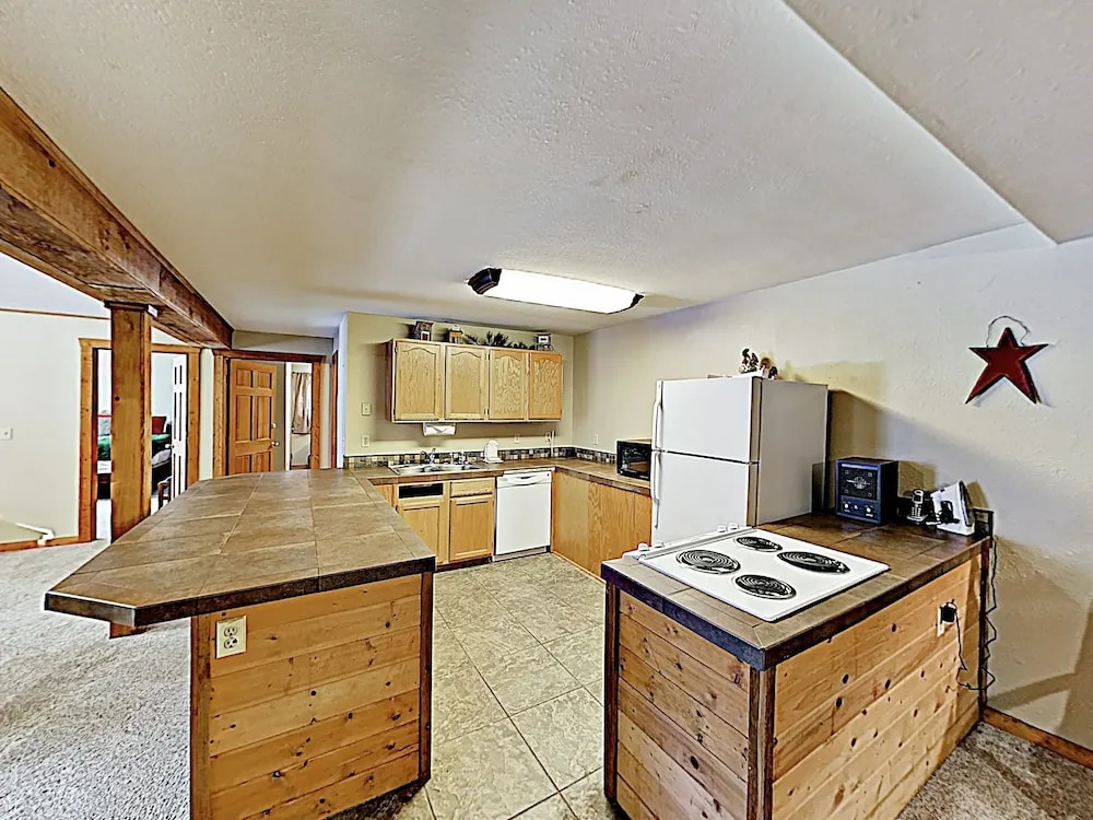 New Listing! Lovely Log Mountain W/ Fireplace 5 Bedroom Home