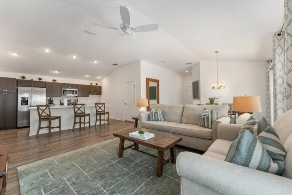 561l Stunning Home, Pool Access, Garage Parking