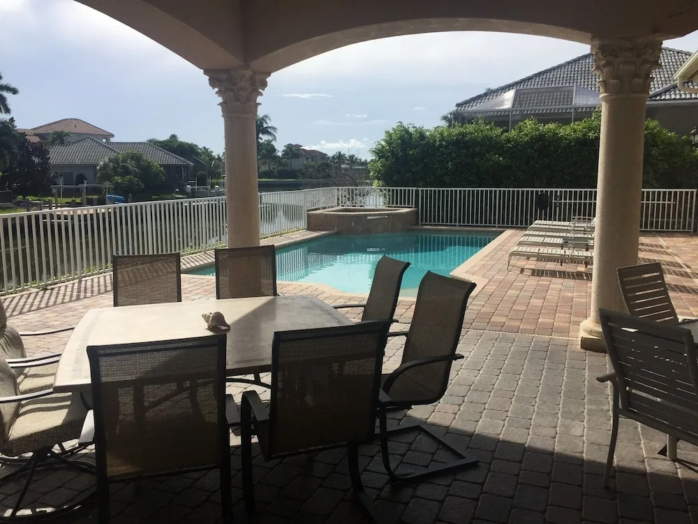 Beautiful Huge Marco Island Fl Waterfront Home- Great for Large Families