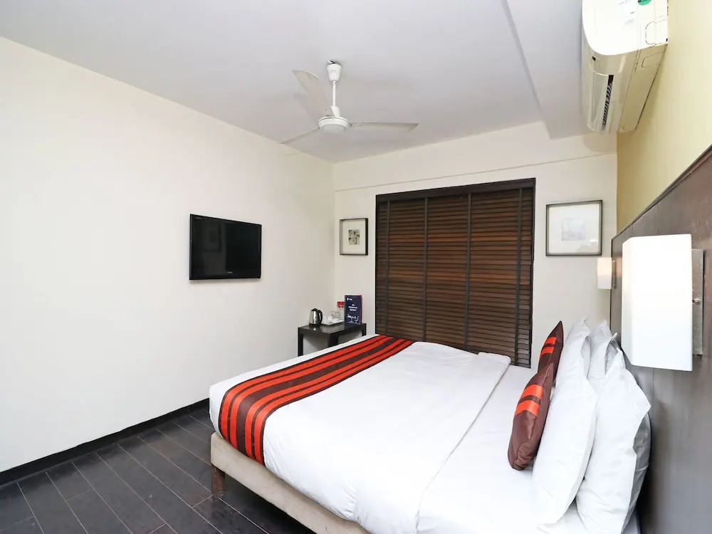 OYO 24067 Hotel Royal Paradise