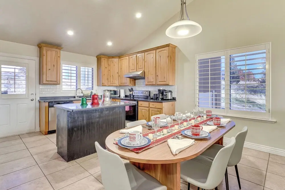 Hike, Golf & Ski: Family Home in South Jordan