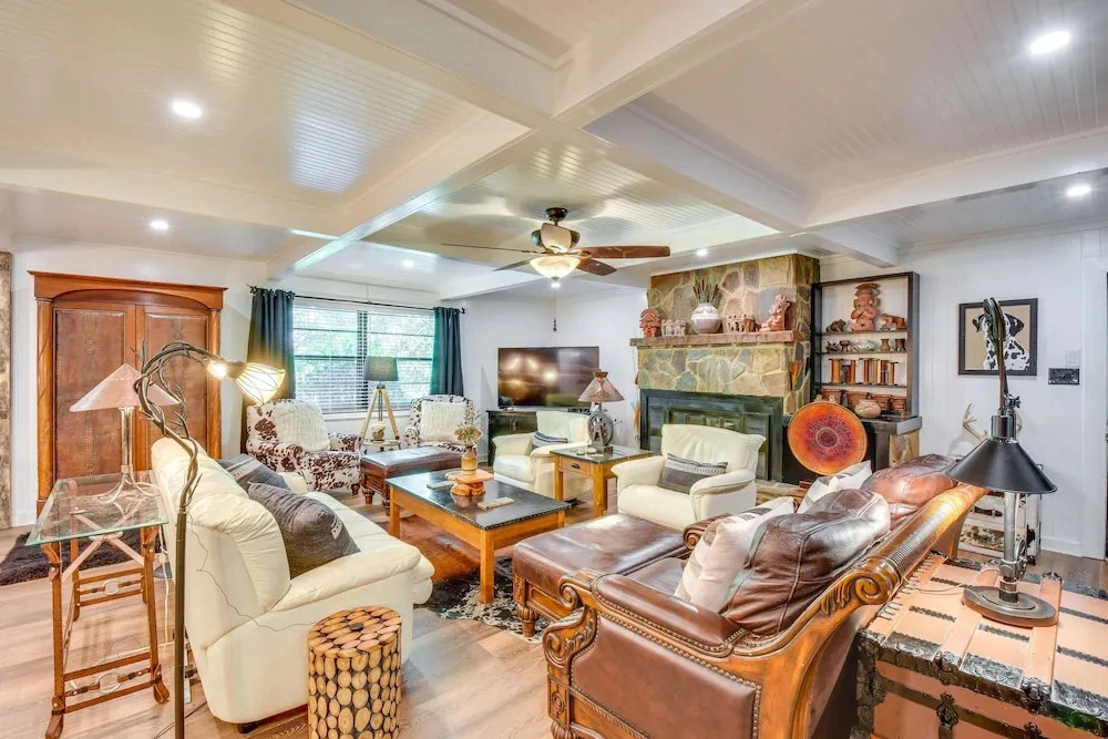 Whimsical Athens Home - 3 Mi to Sanford Stadium