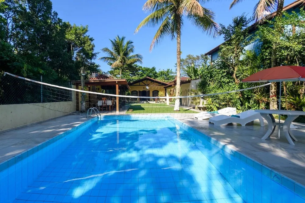 Casa com piscina aquecida a 100m da praia Maresias