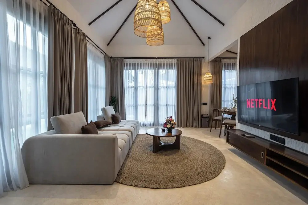 Moonlight by EVDEkimi - Stylish 2BR escape with Tropical garden and Pool