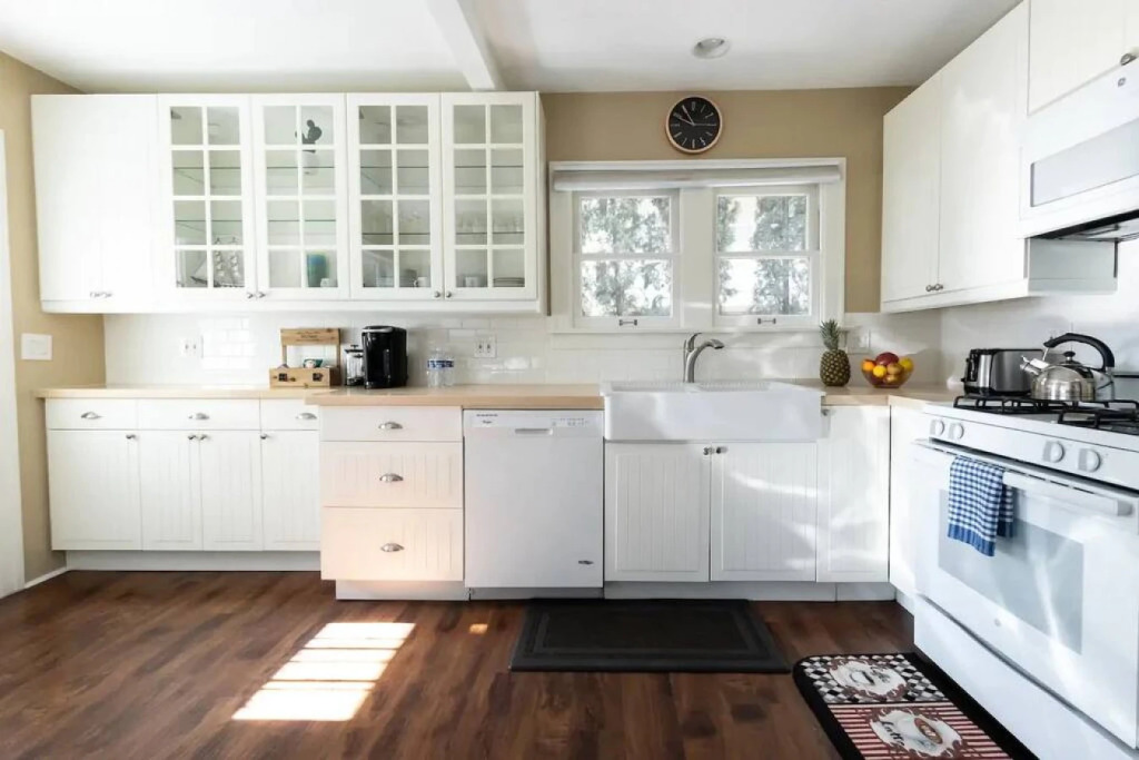 QUAINT UPDATED 2-BEDROOM HOUSE IN GLENDALE  (p2)