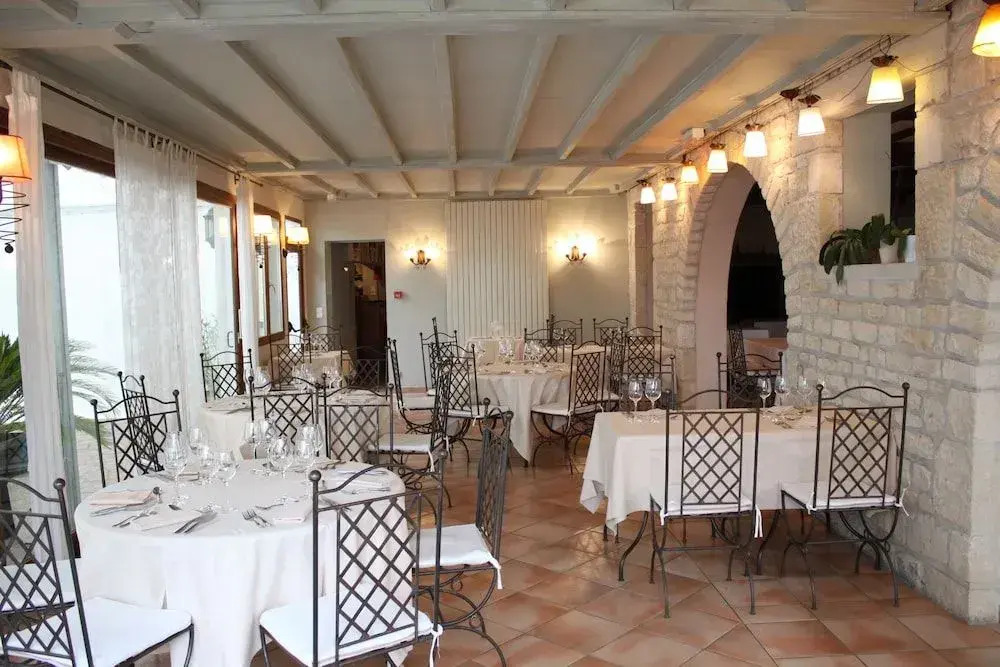 Logis Hôtels - Hôtel Restaurant Domaine Les Falaises