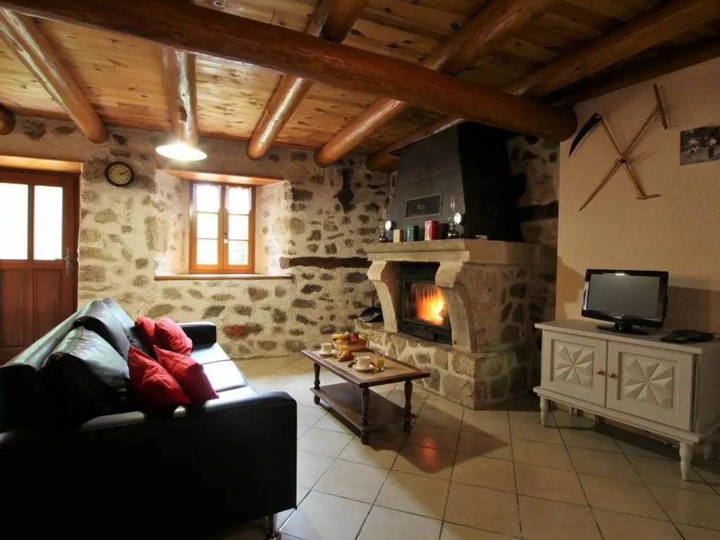 Maison de charme en pierre au bord d’un ruisseau, proche d’un bourg médiéval - Jardin et garage inclus - FR-1-582-151