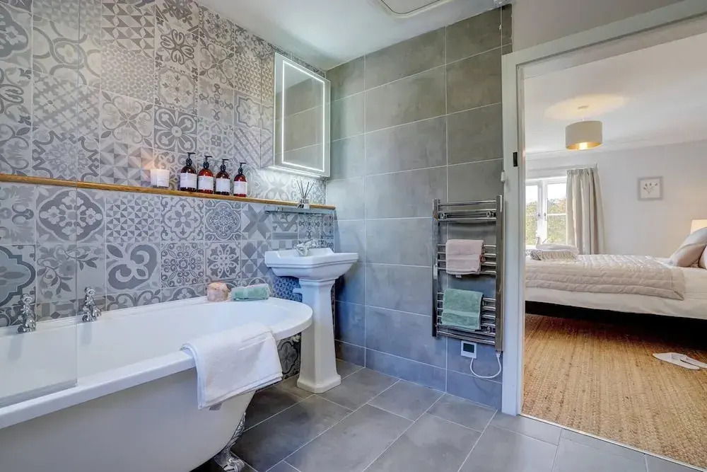 1 Bed Cottage Sleeps 2 with Hot Tub & Pets Welcome