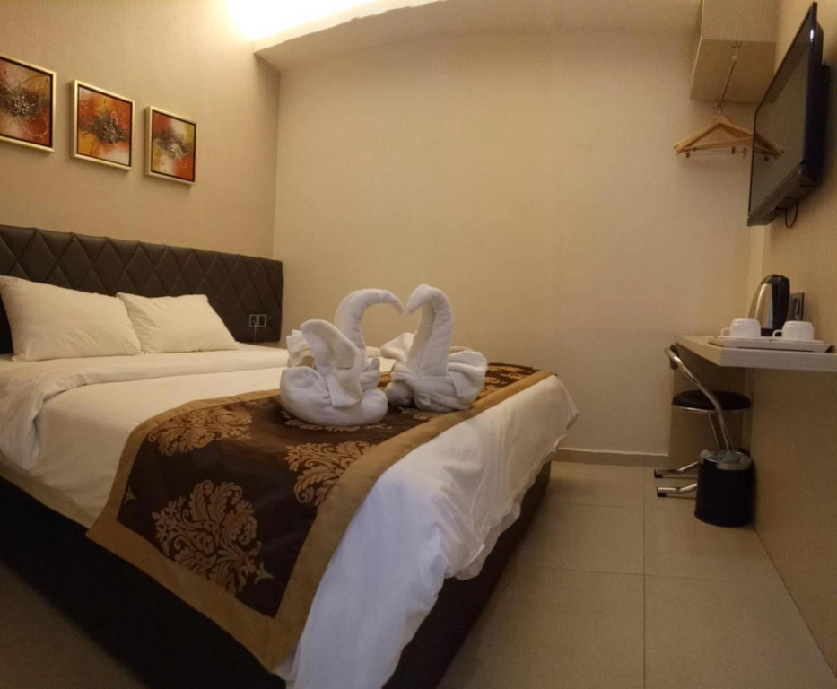 Golden Leaves Hotel