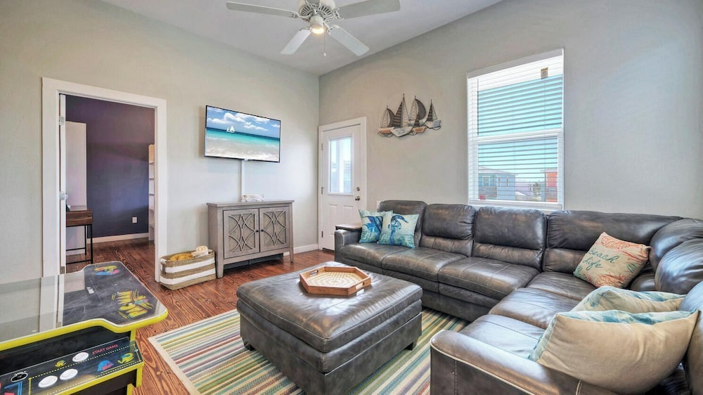 Sleeps 24, 2 Homes Pool, Backyard Tiki Bar, Fire Pit, Cornhole Walk to Beach