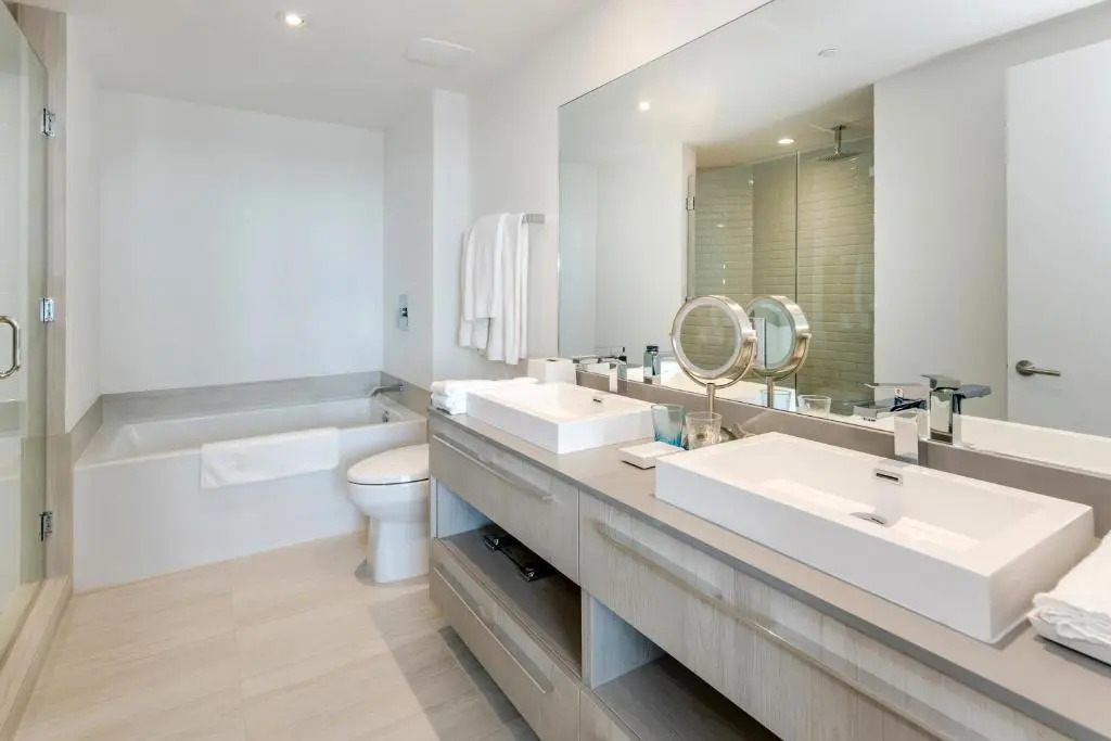 New2019 SW CornerSuite with WaterViews 9th Floor