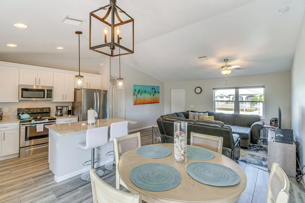3 Mi to Port Charlotte Beach: Home w/ Lanai