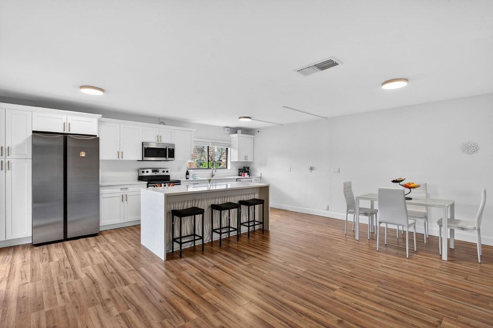 Bright & Cozy Townhome · Pool & Near Downtown
