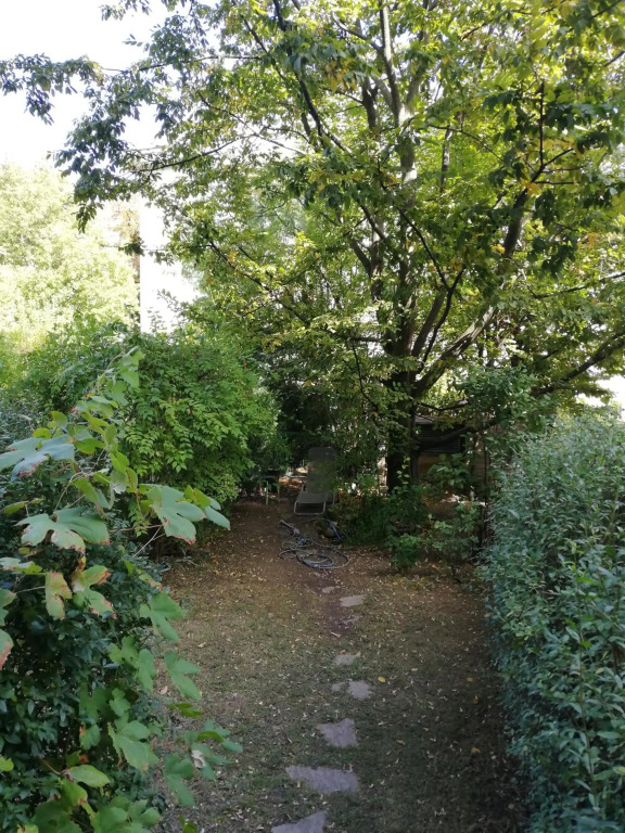 Room in maisonette with garden, parking place
