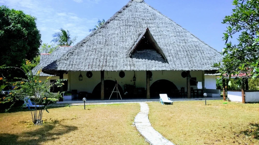Travellers Paradise Diani - Hostel