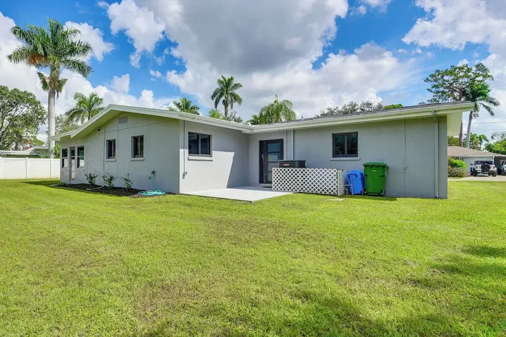 3 Mi to Downtown Bradenton: Family Home w/ Yard!