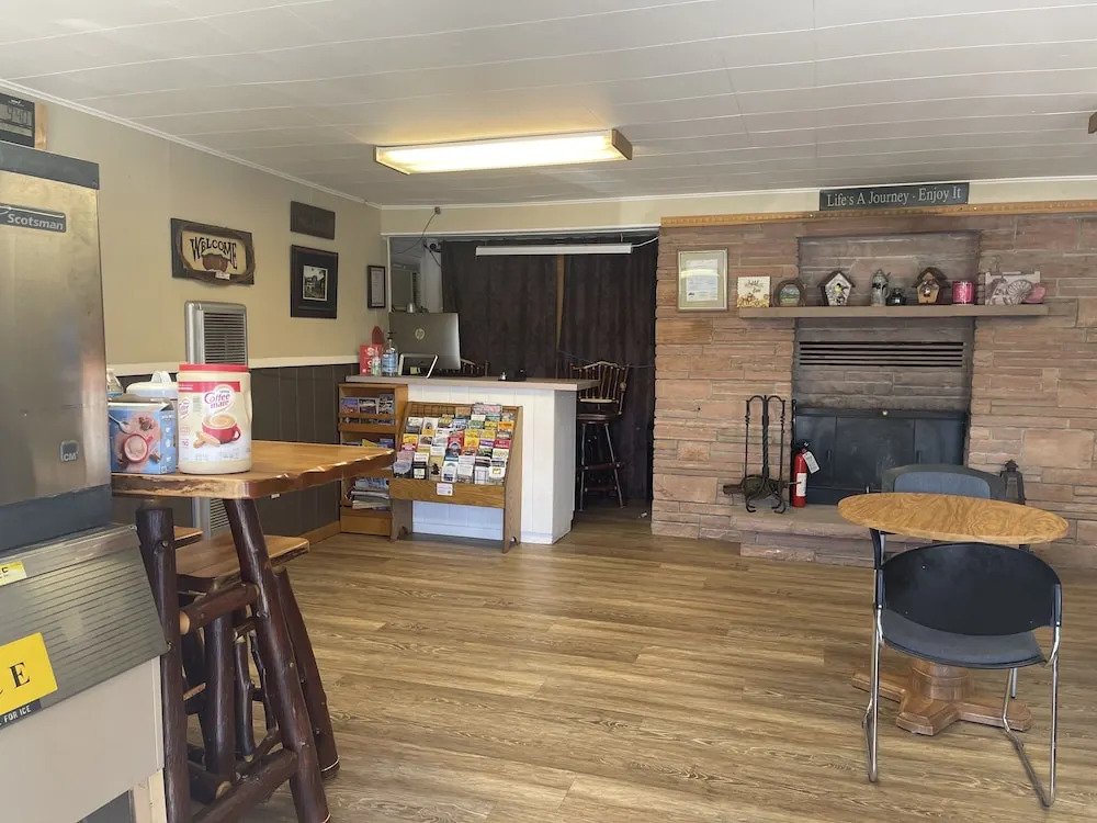 Saddle & Surrey Motel